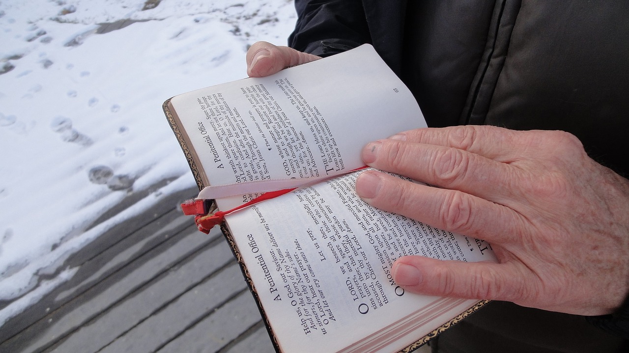 prayer-book-1798452_1280